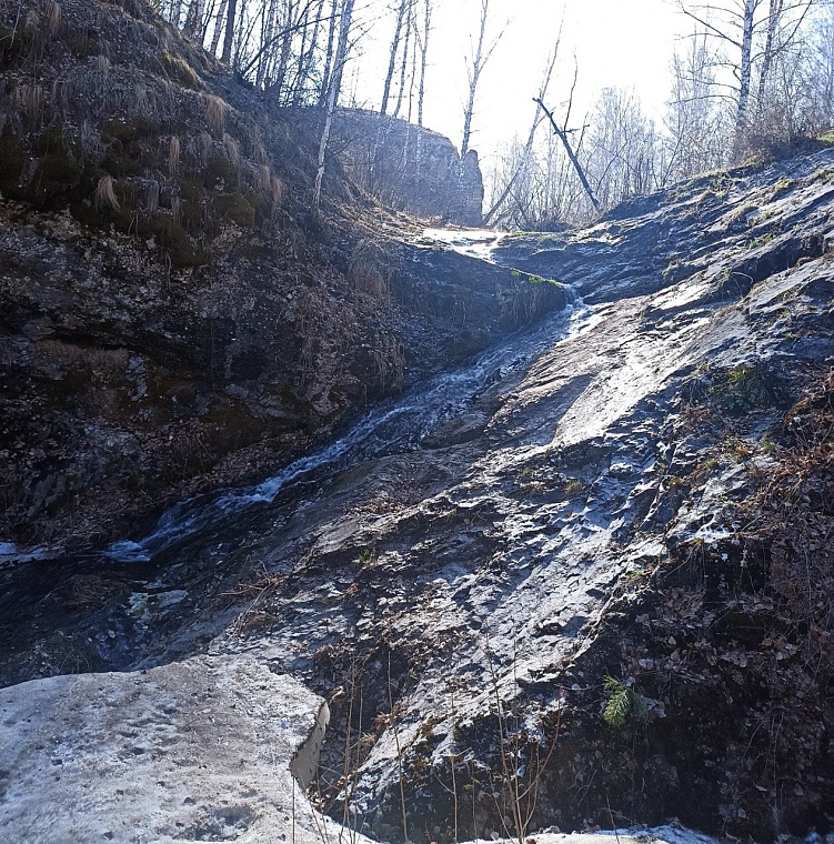 Так выглядит этот водопад ранней весной