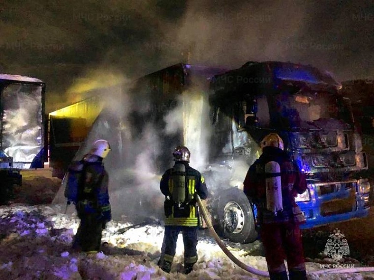 В Тюмени ночью сгорел «КамАЗ»