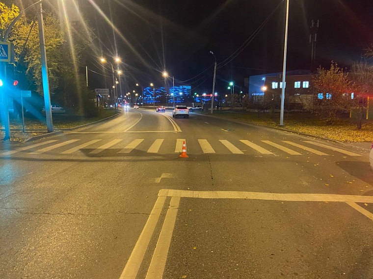 На улице Газовиков в Тюмени черный автомобиль сбил школьницу и скрылся