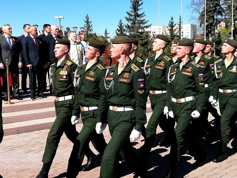 В Тюмени возложили цветы к Вечному огню