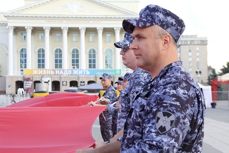В центре Тюмени развернули 16-метровый флаг России