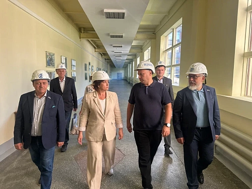 Светлана Иванова отметила сотрудников ПАО «Тюменские моторостроители» благодарственными письмами