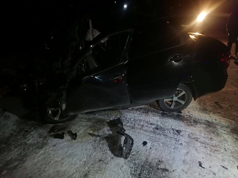 Водитель и пассажирка "Лады" погибли на трассе Тюмень - Ханты-Мансийск в столкновении с автобусом