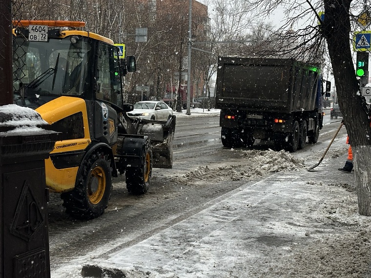 В уборке улиц Тюмени задействовано более 600 рабочих и свыше 400 единиц техники