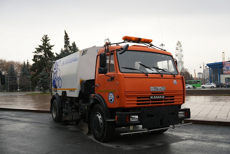 В Тюмени открылась выставка новых автобусов и дорожной техники