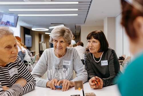 «Творчество от одиночества»: волонтеры помогают тюменцам старшего поколения оставаться активными