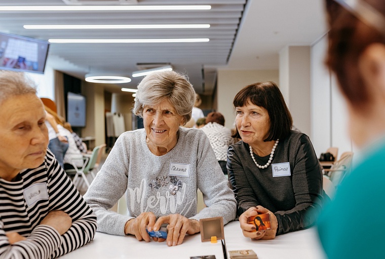 «Творчество от одиночества»: волонтеры помогают тюменцам старшего поколения оставаться активными