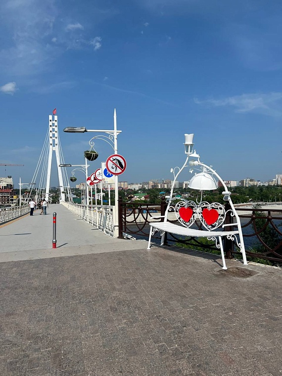 На мосту Влюбленных в Тюмени установили новую скамью примирения