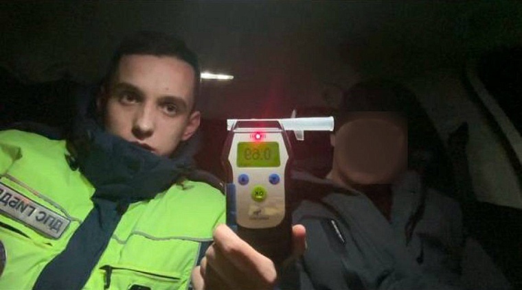 Пил водку с товарищем: на тюменской трассе задержали пьяного водителя, ехавшего на работу