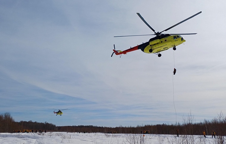Повезло с погодой: пожарные-десантники оттачивали спуск с вертолета в весеннем лесу