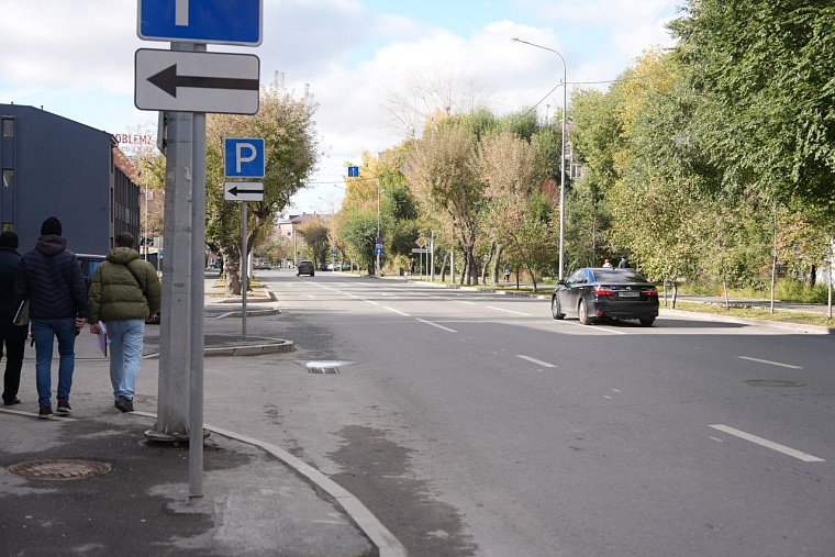 В границах улиц Комсомольской и Осипенко в Тюмени появятся новые парковочные места