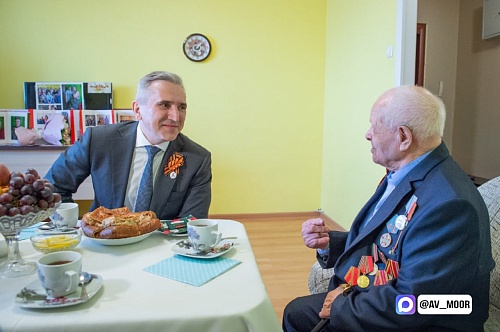 Александр Моор поздравил почетного гражданина, ветерана-фронтовика Николая Иванцова со 100-летием