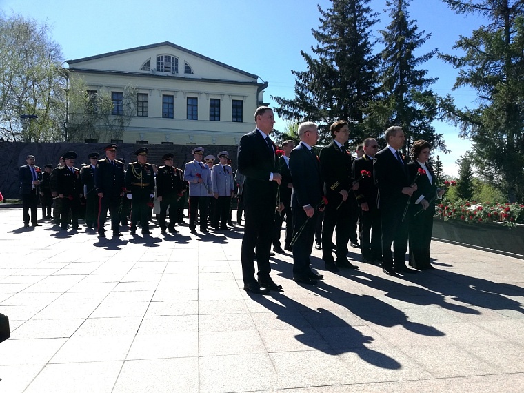 В Тюмени возложили цветы к Вечному огню