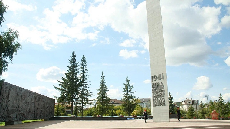 Школьники Тюмени заступили в почетный караул к Вечному огню