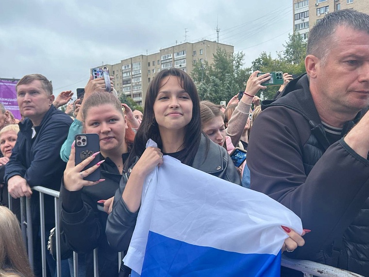 Олег Газманов и Максим Афанасьев вручили дроны бойцам СВО