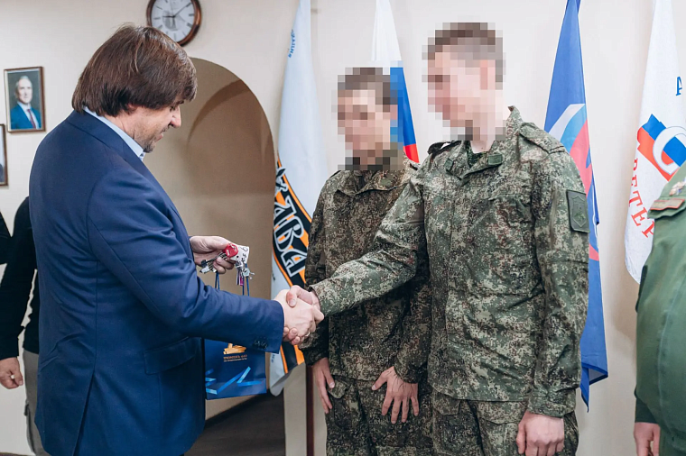 Глава Тюмени Максим Афанасьев вручил ключи от квартир двум участникам СВО