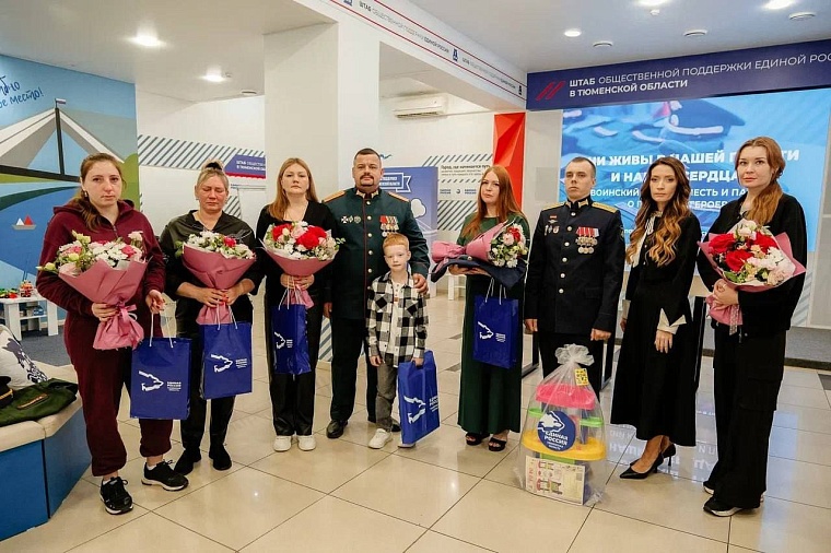 В Тюмени в семьи погибших участников СВО передали восстановленные кители