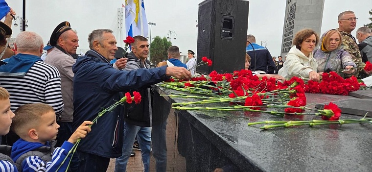 Утро в Тюмени началось с торжественного митинга у Вечного огня