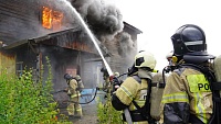 Учения с огоньком: тюменские пожарные подожгли барак для тренировки