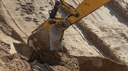 На Ямале пьяный рабочий на экскаваторе пытался засыпать дорогу