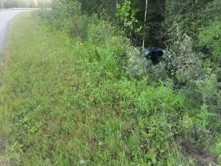 В Уватском округе «Шевроле Нива» слетела в кювет, доставать ее будут краном
