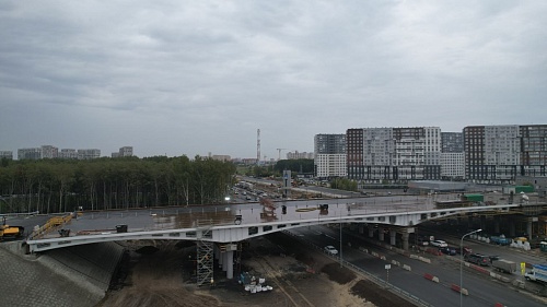 На новом путепроводе по Московскому тракту в Тюмени устанавливают пролетные строения