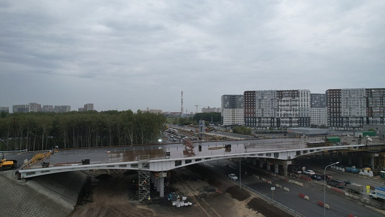 На новом путепроводе по Московскому тракту в Тюмени устанавливают пролетные строения