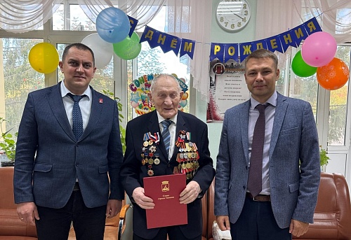 Тюменскому ветерану Александру Дикареву исполнился 101 год