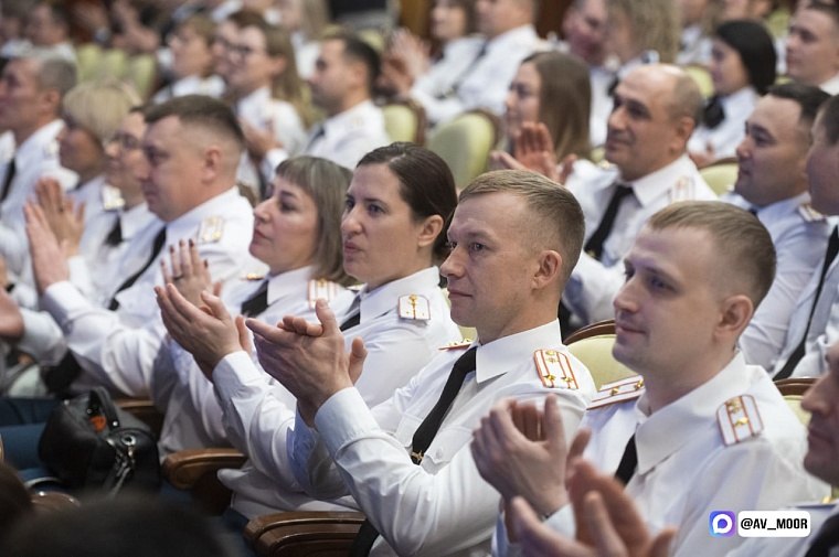 Александр Моор вручил почетные грамоты президента тюменским спасателям