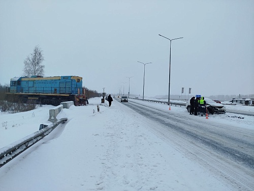 Тюменка на "Ниссане" попала под тепловоз на переезде