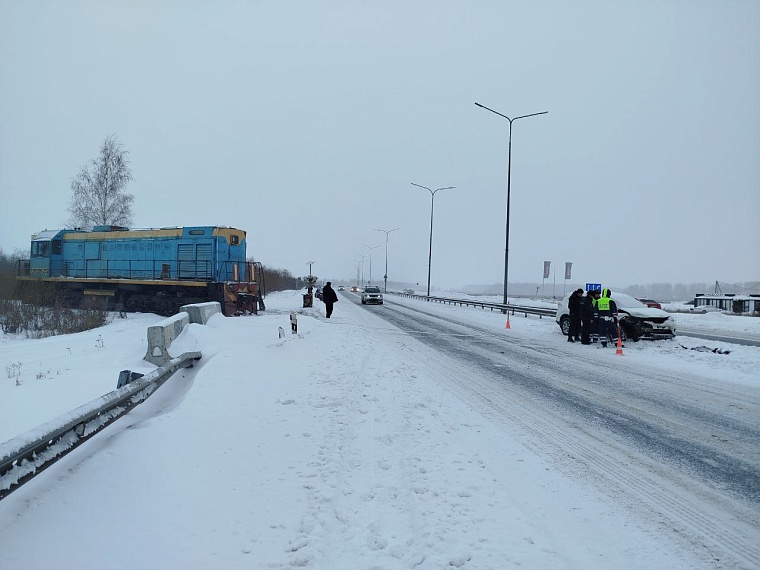 Тюменка на "Ниссане" попала под тепловоз на переезде