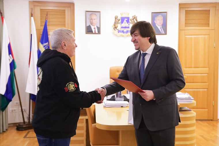 Максим Афанасьев поздравил автора идеи «Бессмертного полка» Геннадия Иванова с днем рождения