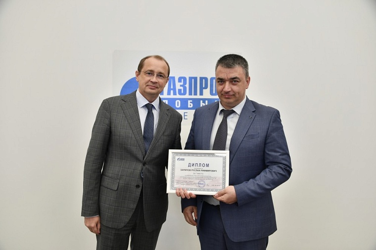 Заместитель генерального директора по перспективному развитию ООО «Газпром добыча Уренгой» Дмитрий Попов вручил награды лучшим рационализаторам