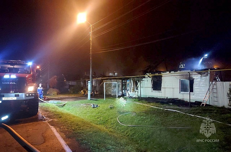 В Ялуторовске из-за короткого замыкания сгорело два дома и хозпостройка