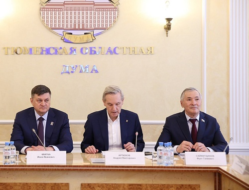 Единороссы УрФО обсудили взаимодействие фракций всех уровней