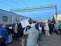 Золотые легенды Тюменской области встретили на вокзале туристов из Челябинска