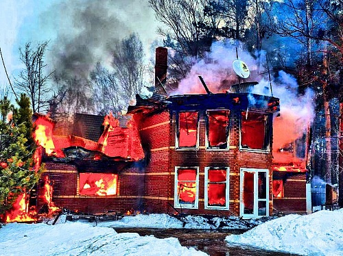 В пригороде Тюмени сгорел большой коттедж