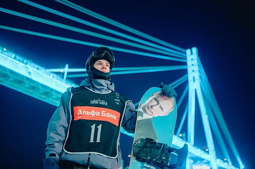 На фестивале «Битва на Туре» выступил спортсмен на сноуборде с портретами Владимира Путина
