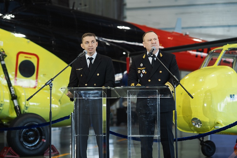 Заместитель летного директора по летным стандартам АО «ЮТэйр — Вертолетные услуги» Артём Лукьяненко и вице-президент — летный директор АО «ЮТэйр — Вертолетные услуги» Дмитрий Стрельцов