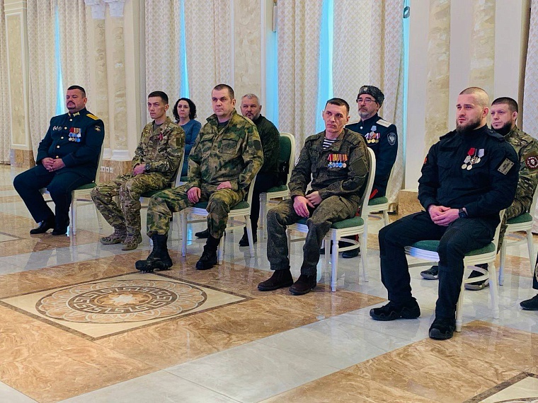 Александр Моор вручил удостоверения бойцам СВО, вступившим в Ассоциацию "Держава"