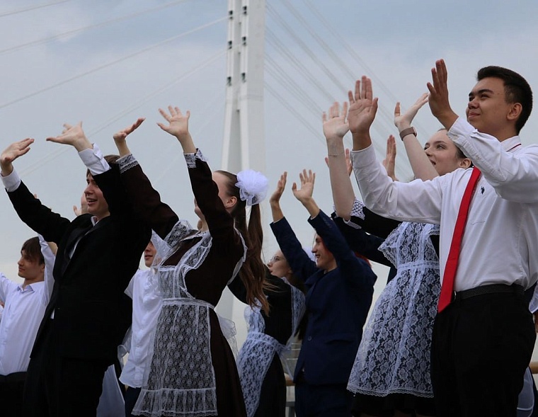 Выпускники станцуют вальс на набережной в Тюмени