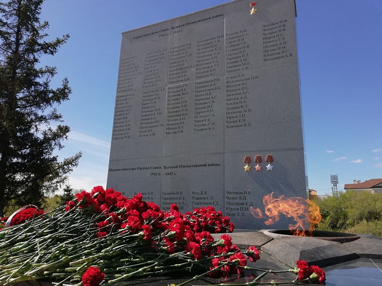 В Тюмени возложили цветы к Вечному огню
