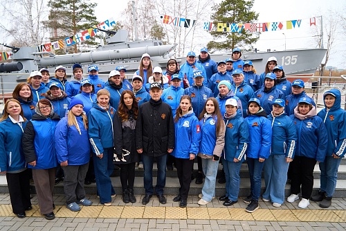 У памятника торпедному катеру в Тюмени прошел субботник