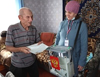 Пожилые тюменцы голосуют на выборах президента, не покидая дома