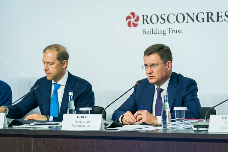 Александр Моор работает на Российской энергетической неделе в Москве