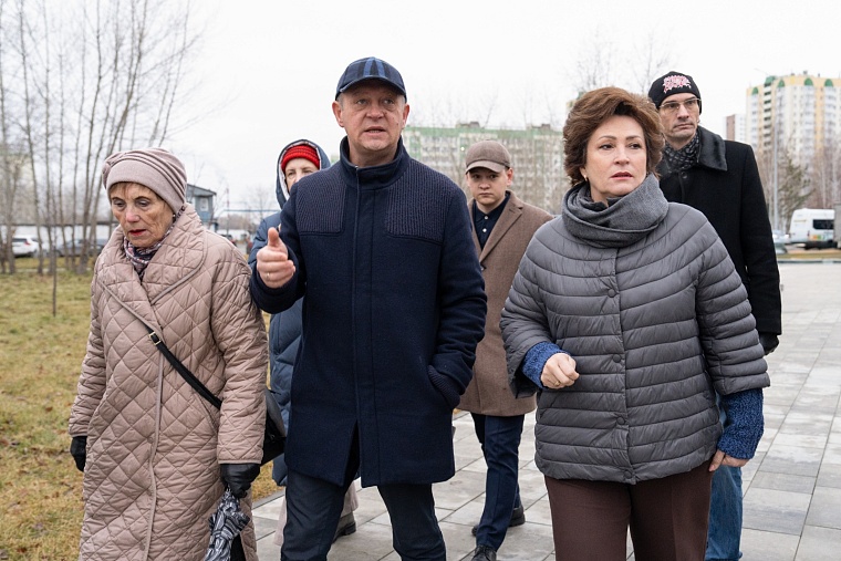 Депутаты Тюменской гордумы оценили благоустройство сквера на ул. Мебельщиков