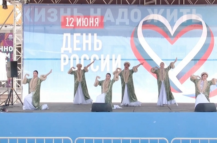 На площади 400-летия Тюмени поют и танцуют национальные коллективы