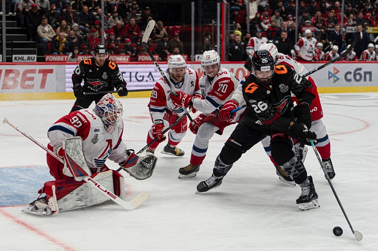 Защитник омского "Авангарда" приблизился к рекорду полувековой давности