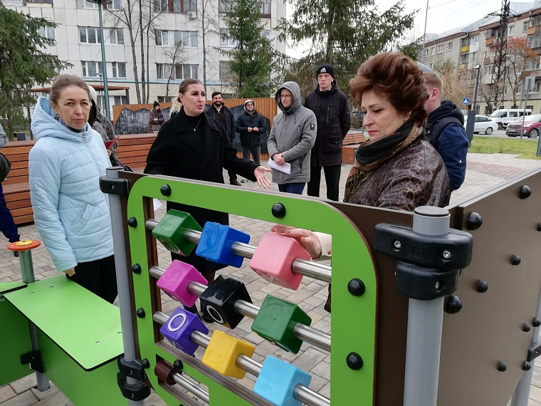 Визитная карточка района: тюменские депутаты побывали на благоустроенной территории на улице Карла Маркса