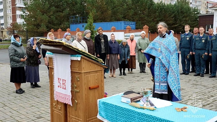 Тюменские пожарные совершили молебен перед иконой «Неопалимая Купина»
